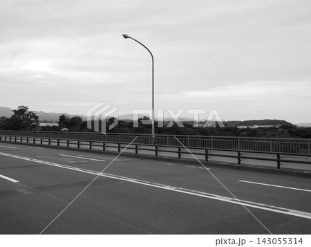 橋の上を走る幹線道路と空模様 143055314