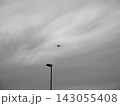 夕方の曇り空と街灯 143055408