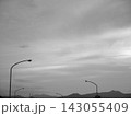 夕方の曇り空と街灯 143055409