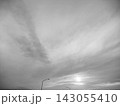 夕方の曇り空と街灯 143055410