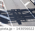 歩道橋から見下ろす道路路面の静かな日中の景観 143056022