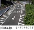 歩道橋から見下ろす道路路面の静かな日中の景観 143056023