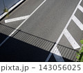 歩道橋から見下ろす道路路面の静かな日中の景観 143056025
