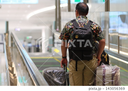 国際線のカウンターに向かう外国人利用客 羽田空港の国際線ターミナル 国際線のカウンターに向かう外国人利用客 羽田空港の国際線ターミナル 143056369