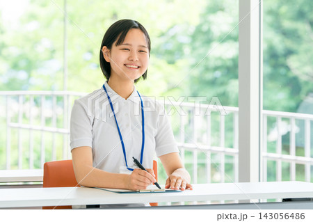 研修を受ける介護福祉施設で働く笑顔の女性スタッフ 研修を受ける介護福祉施設で働く笑顔の女性スタッフ 143056486
