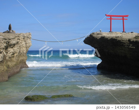 白濱神社の海浜鳥居と大明神岩！静岡県下田市 143056549