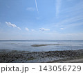 心を落ち着かせる「干潟のある海岸と青空風景」 143056729