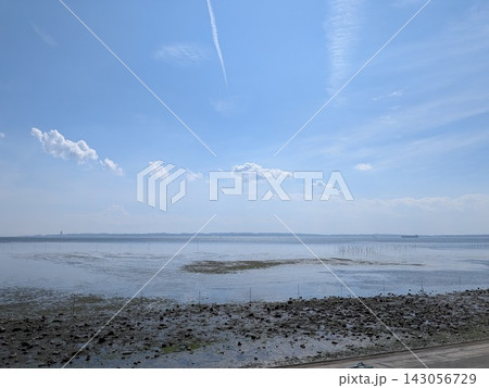心を落ち着かせる「干潟のある海岸と青空風景」 143056729