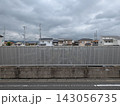 目隠しフェンスで近隣に配慮された住宅街にある墓地 143056735