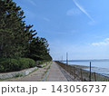 防風林と干潟がある海岸、夏の快晴で気持ちがいい青空 143056737