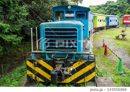 いすみポッポの丘に展示された青い入換用ディーゼル機関車(貨車移動機)と貨車 いすみポッポの丘に展示された青い入換用ディーゼル機関車(貨車移動機)と貨車 143056866