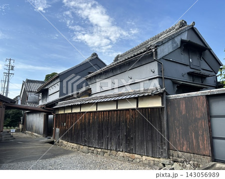 松坂市内の旧家の蔵が続く風景 143056989