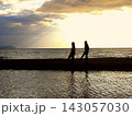 夕日に向かって 143057030