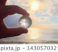 水晶玉に映る夕日 143057032