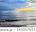 海に沈む夕日 143057033
