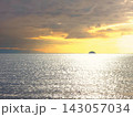 海に沈む夕日 143057034