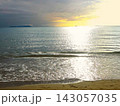 美しい海岸の夕日 143057035
