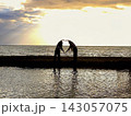 海に沈む夕日 143057075