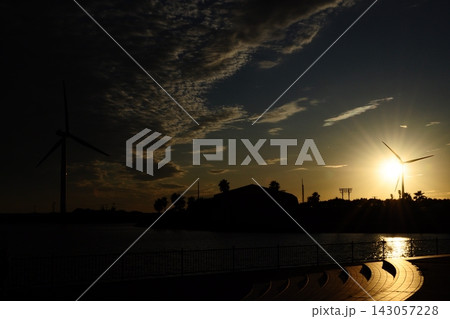 9月、静岡の竜洋海岸からの風力発電のプロペラと夕日 9月、静岡の竜洋海岸からの風力発電のプロペラと夕日 143057228