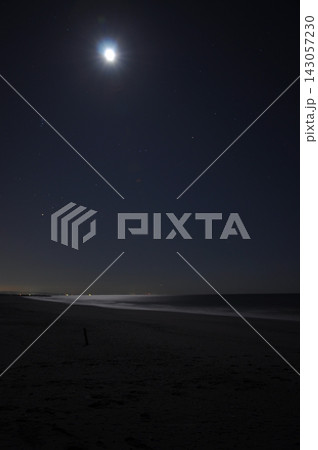 9月、静岡の竜洋海岸から月夜の星空と海面の月光写真 9月、静岡の竜洋海岸から月夜の星空と海面の月光写真 143057230
