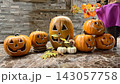 ハロウィンのジャック・オー・ランタンと秋の飾り 143057758