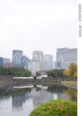 東京都・皇居のお濠と丸の内の高層ビル群 143058165