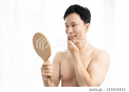 脱毛完了!髭の永久脱毛をした日本人男性 脱毛完了!髭の永久脱毛をした日本人男性 143058431