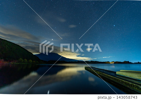 【静岡県】台風一過の田貫湖から眺める富士山　夜明け前の星空 143058743