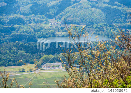 晩春の三瓶山　登山道から望む浮布池と西の原1　島根県大田市 143058972
