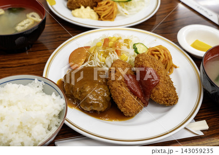 洋食屋のボリューム満点なハンバーグとクリームコロッケ定食 洋食屋のボリューム満点なハンバーグとクリームコロッケ定食 143059235