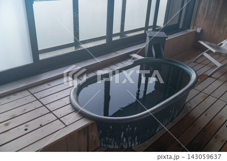 浴室 浴槽 風呂 湯船 和風 木造 室内風呂 バスルーム 入浴 旅館 リラックス 癒し 木の空間 143059637