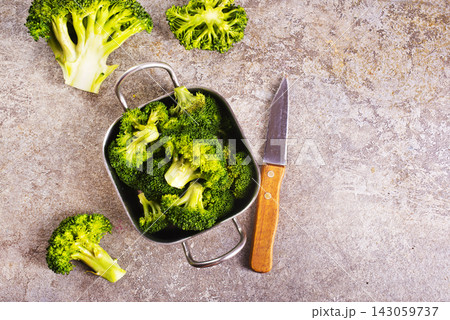 healthy food. steamed broccoli inflorescences in a bowl Stock Photo 143059737