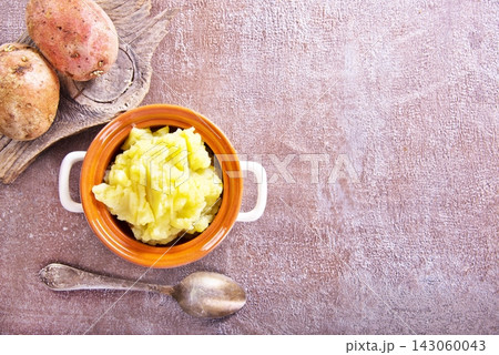 Bowl of creamy mashed potatoes Bowl of creamy mashed potatoes 143060043