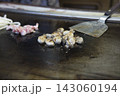 牡蠣お好み焼きの牡蠣を焼く 牡蠣お好み焼きの牡蠣を焼く 143060194