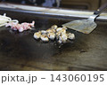 牡蠣お好み焼きの牡蠣を焼く 牡蠣お好み焼きの牡蠣を焼く 143060195