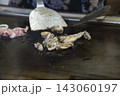 牡蠣お好み焼きの牡蠣を焼く 牡蠣お好み焼きの牡蠣を焼く 143060197