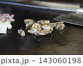 牡蠣お好み焼きの牡蠣を焼く 牡蠣お好み焼きの牡蠣を焼く 143060198