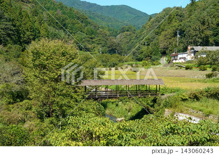 愛媛県・内子の屋根付き橋「田丸橋」 143060243