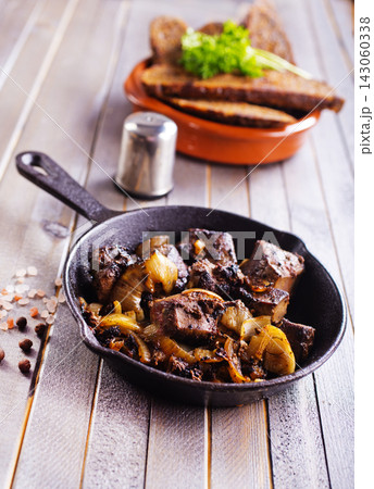 Pan with fried liver and vegetables 143060338