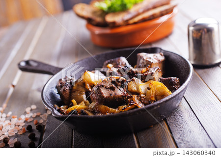 Pan with fried liver and vegetables 143060340