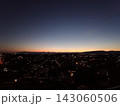 夕暮れ時のマジックアワーの空と街並みの夜景風景 143060506