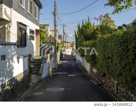 住宅密集地を通る細街路 住宅密集地を通る細街路 143060812