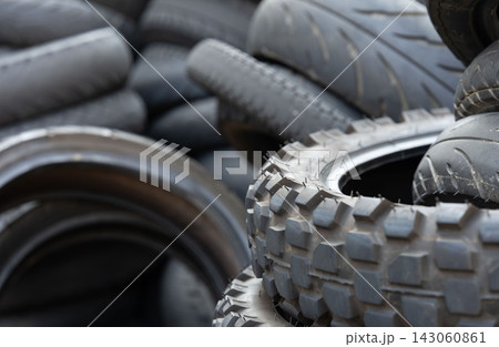 積み置かれたバイクのタイヤ 143060861