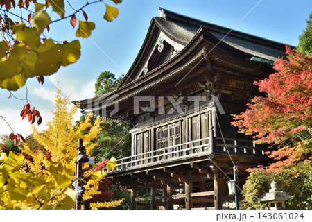 総本山醍醐寺　上醍醐　秋に覆われる如意輪堂【重要文化財】 143061024