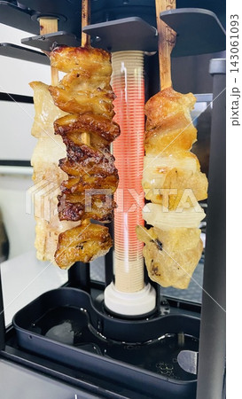 宇宙船キャビンで焼き鳥ロースター、宇宙食コンセプト 宇宙船キャビンで焼き鳥ロースター、宇宙食コンセプト 143061093