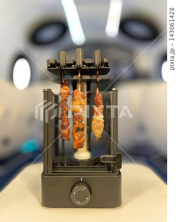 宇宙船キャビンで焼き鳥を調理するロティサリ. 143061428