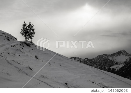 Snowy landscape at Schweinsberg mountain, Mangfallgebirge in Bavaria, Germany 143062098