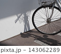 西日のあたる自転車 143062289
