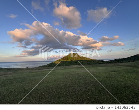 劇的な夕方の雲の下のソプチコジののろし台の丘、済州 143062545