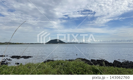 雲の空の下のオルムと玄武岩海岸、城山の済州 雲の空の下のオルムと玄武岩海岸、城山の済州 143062760